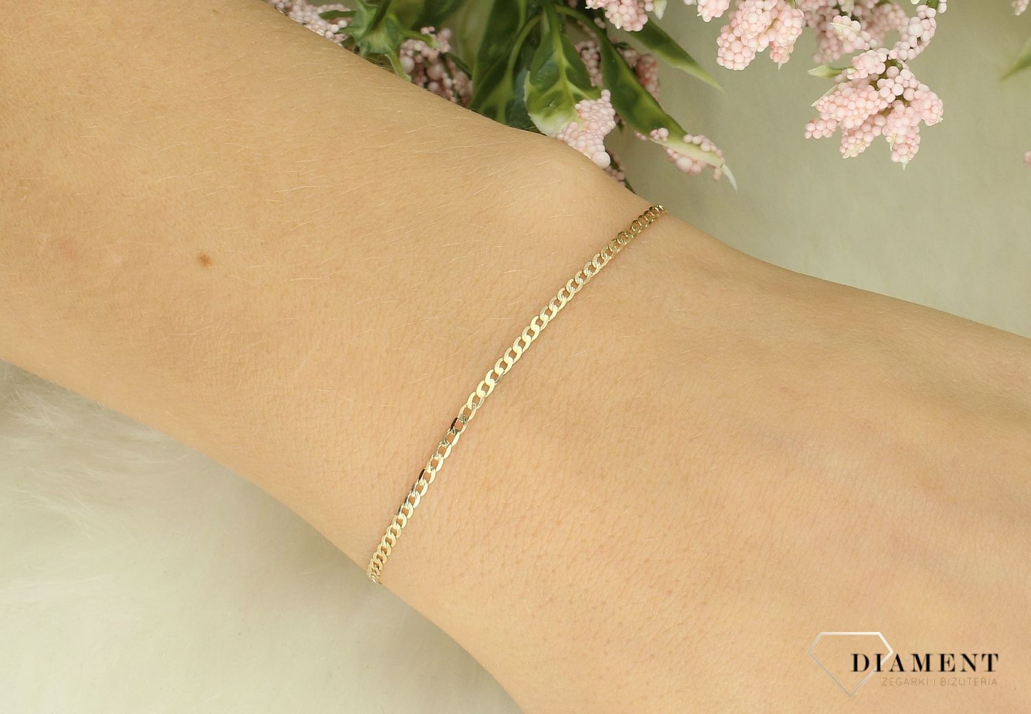 Złota bransoletka delikatna pancerka DIA-BRA-12652PAVE-040-585 1,5mm Bransoletka w takiej formie to ciekawy model bransoletki, który z pewnością zachwyci kobiety eleganckie, pełne klasy. Złota bransoleta o tradycyjnym.jpg